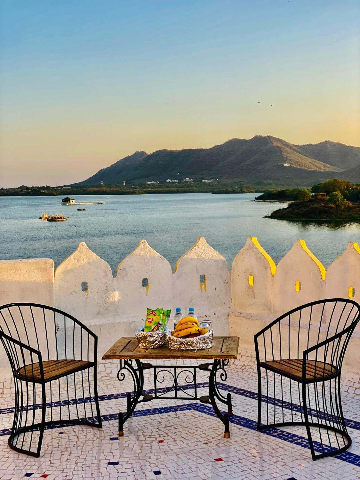 Hotel Vallabh A Lake Facing Balcony Udaipur Exterior foto