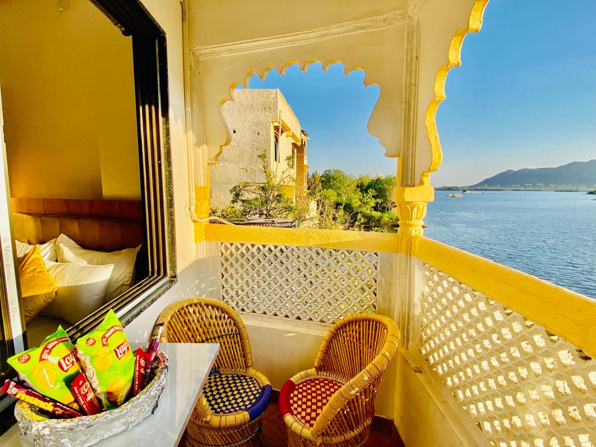 Hotel Vallabh A Lake Facing Balcony Udaipur Exterior foto