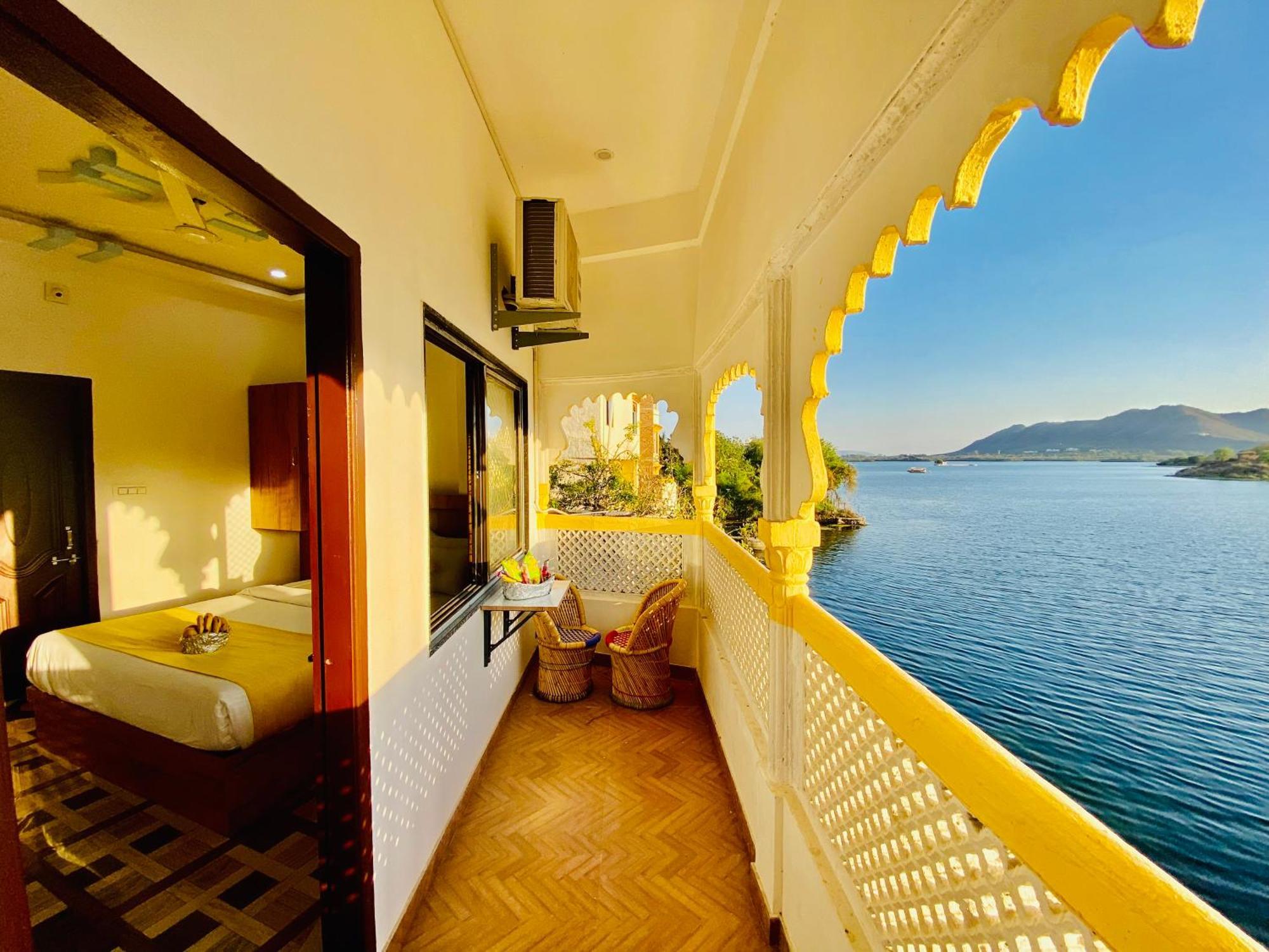 Hotel Vallabh A Lake Facing Balcony Udaipur Exterior foto