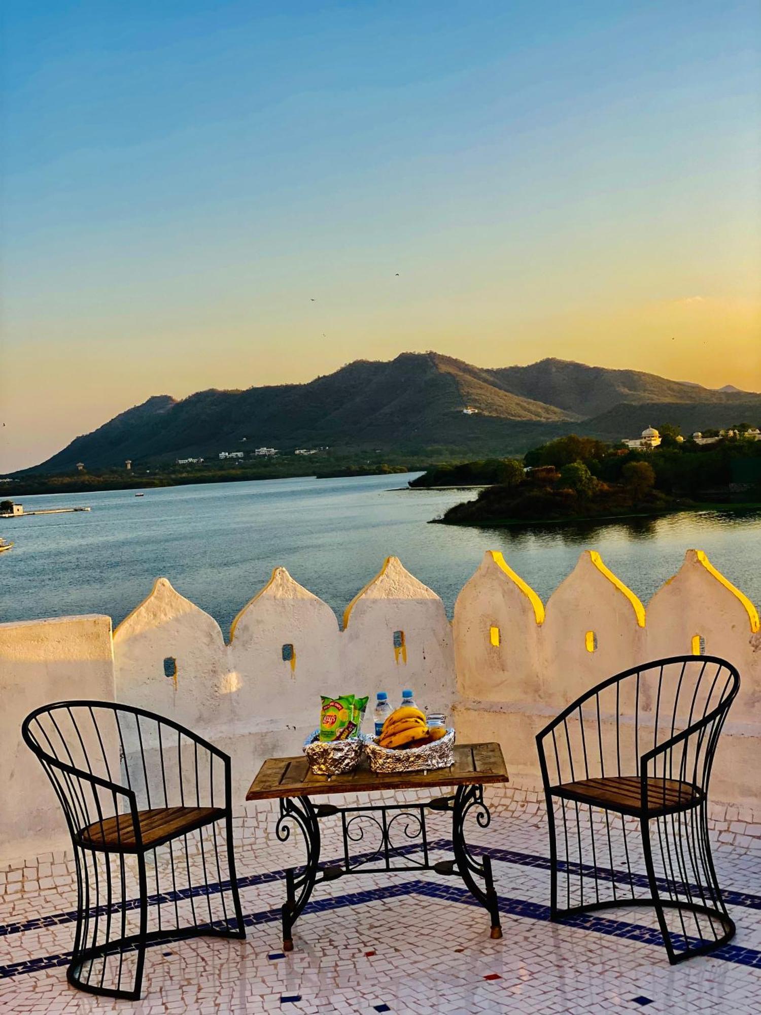 Hotel Vallabh A Lake Facing Balcony Udaipur Exterior foto